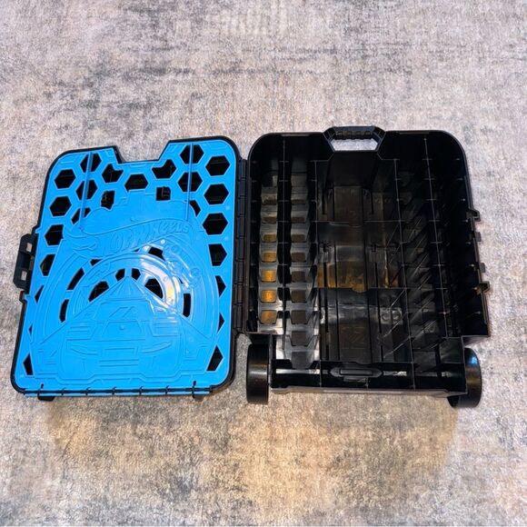 Hot Wheels 110 car carrying case with retractable handle and wheels - Picture 4 of 11